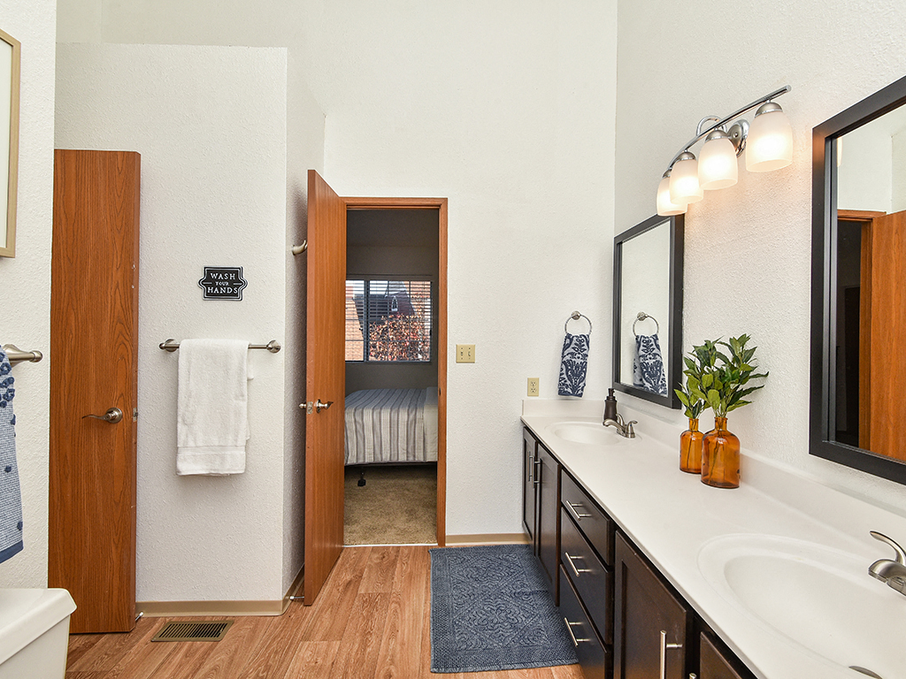Bass Lake Hills Townhomes - Bathroom