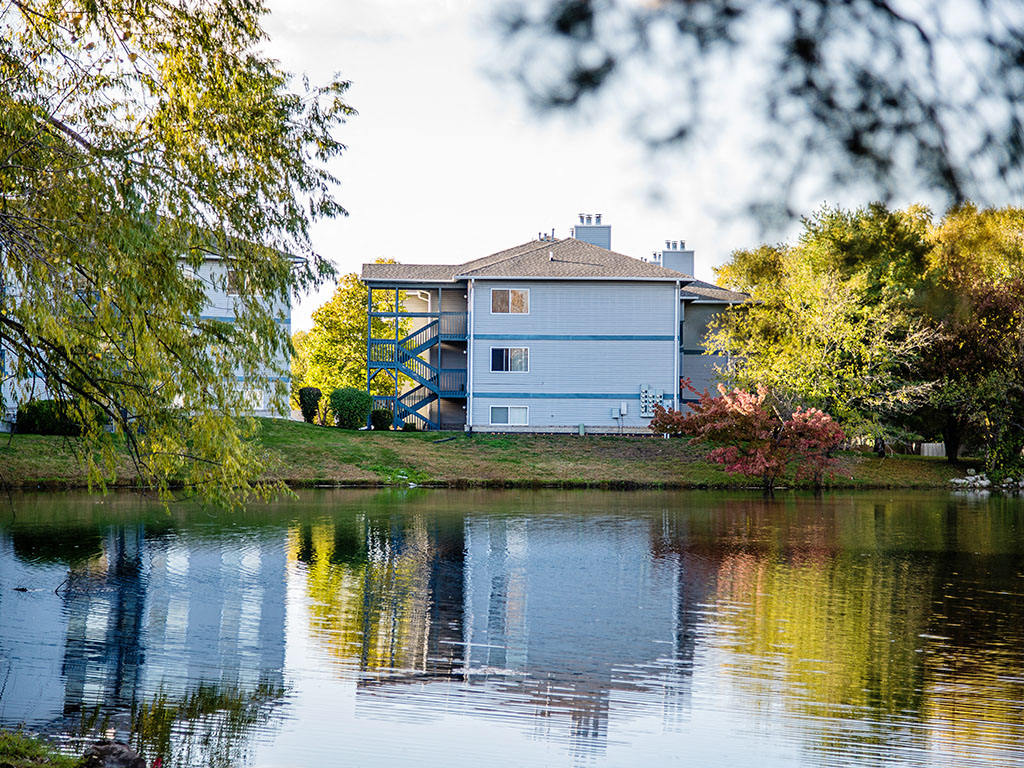 The Fountains - Lake & Exterior