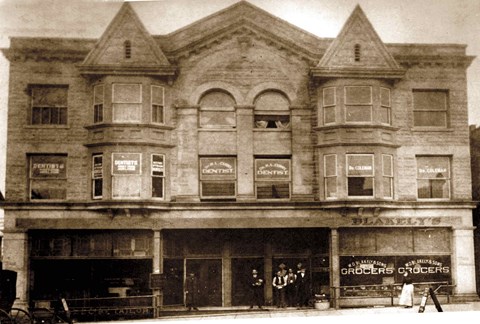 a black and white photo of a building