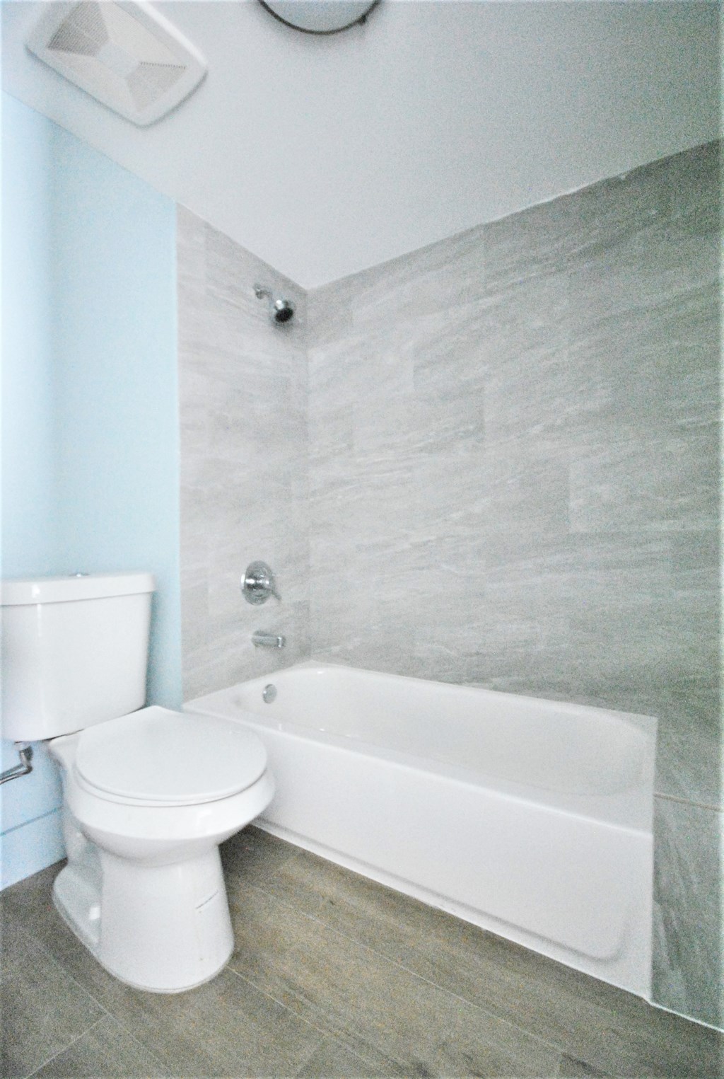 a bathroom with a toilet and a bath tub