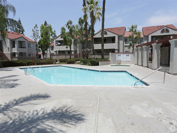 800 E. Washington 1-2 Beds Apartment for Rent - Photo Gallery 3