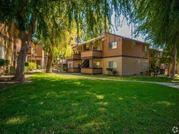 2011 Arden Ave 1-2 Beds Apartment for Rent - Photo Gallery 4