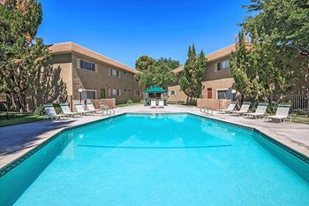 2 sparkling pools/spa
