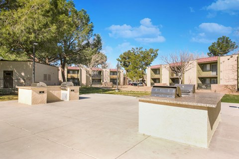 the preserve at ballantyne commons courtyard with benches and buildings