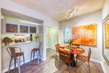 Evergreen Lenox Park Apartments breakfast bars