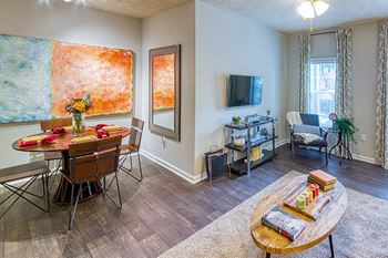 Evergreen Lenox Park Apartments dining area