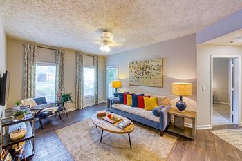 Evergreen Lenox Park Apartments living room
