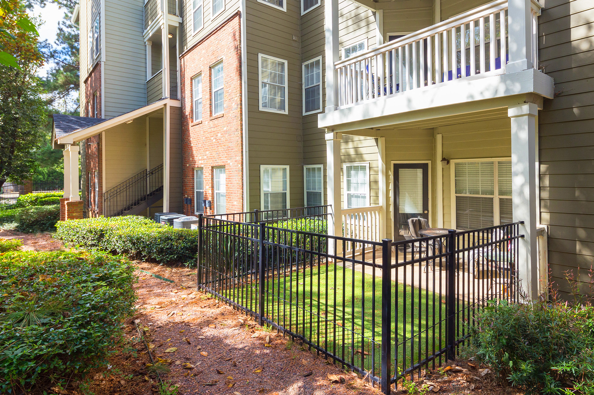 Evergreen Lenox Park Apartments yards