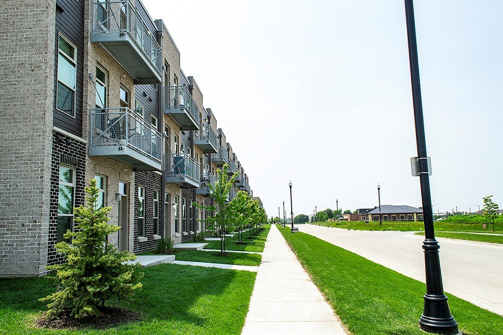 a sidewalk in front of an apartment building