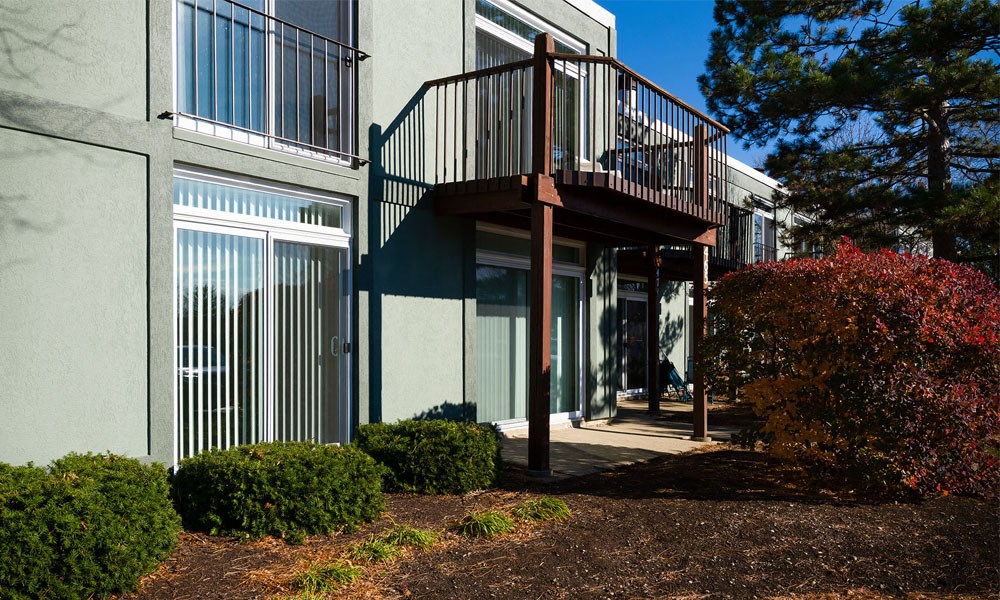 Courtyard Garden Space at Foxboro Apartments, Wheeling, Illinois