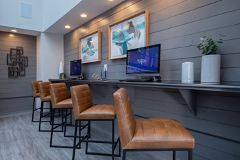 Business Center Business Center with mac computers - Photo Gallery 3