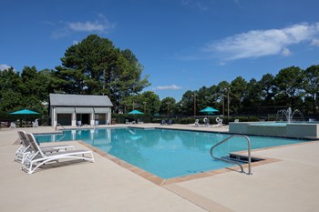 pool large swimming pool with lounge furniture - Photo Gallery 5