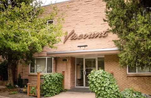 A brick building with a sign that says "Vesount" on it.