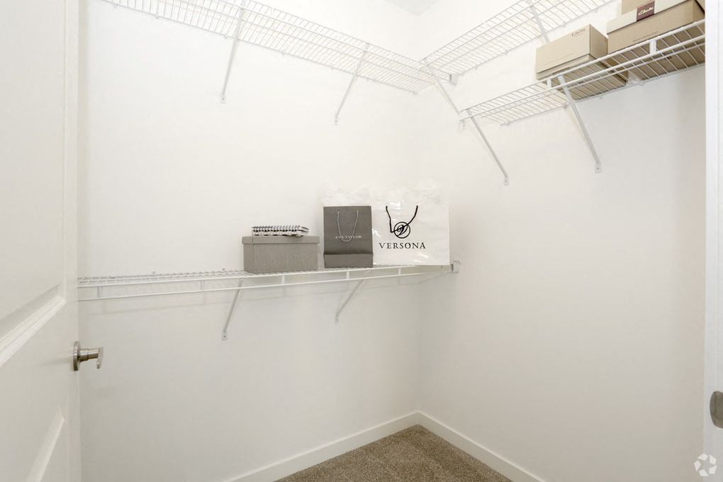 Walk-in Closet - 1 Bedroom + Den (Unit B)