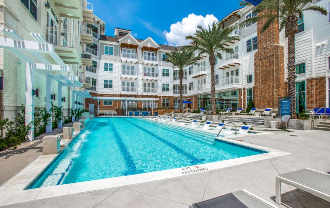 Resident Pool & Lounge