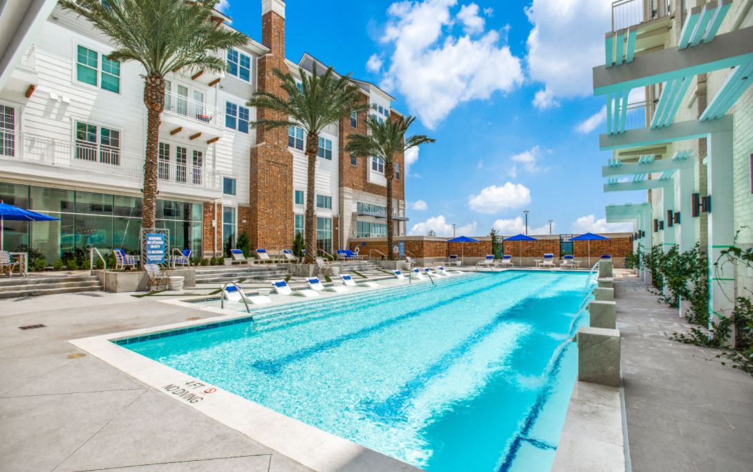 Resident Pool & Lounge