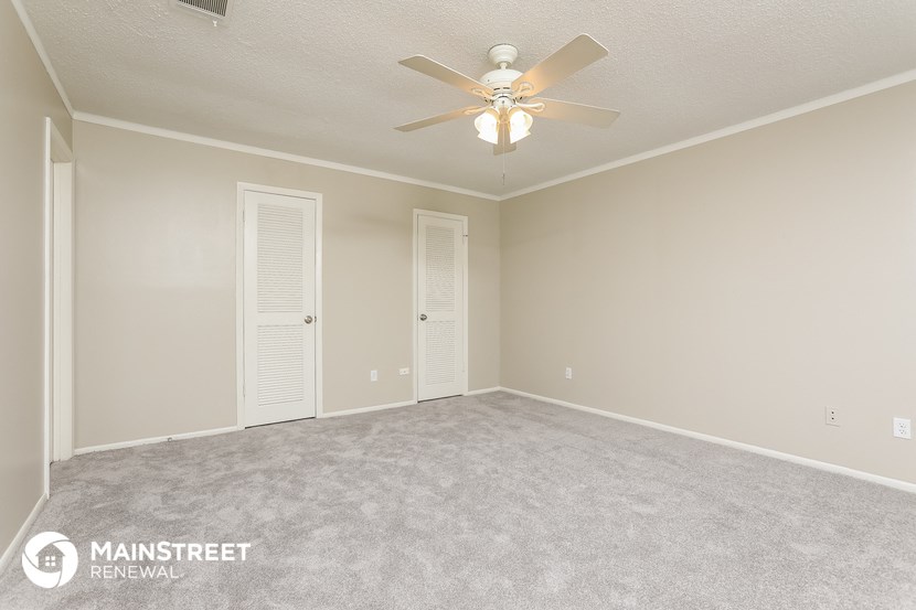 the spacious living room of a manufactured home with a ceiling fan