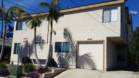 A house with a garage door numbered 946.