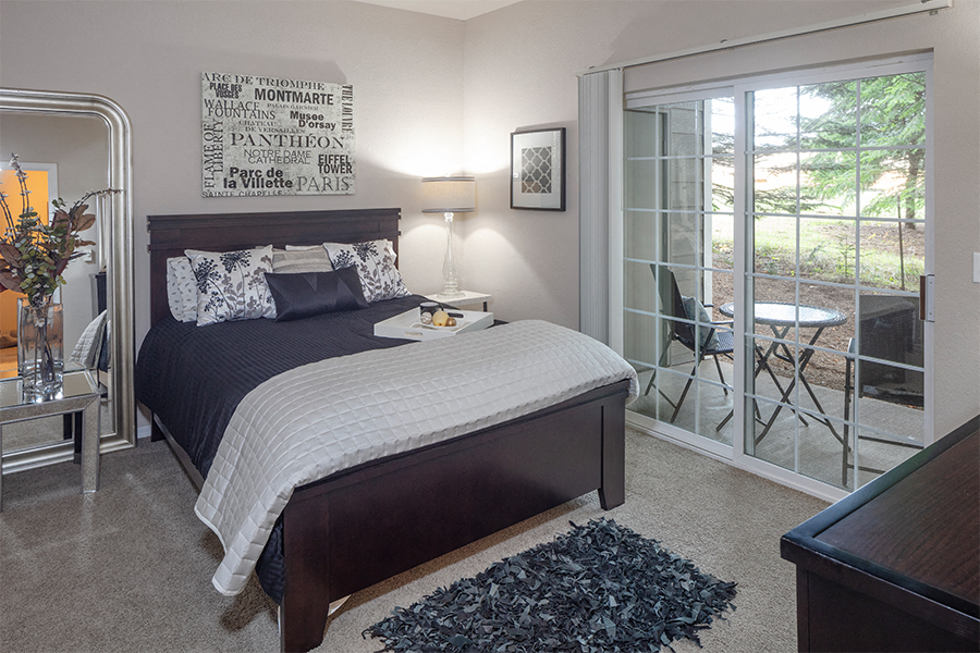 Cascade Summit Apartments and Townhomes for rent in Lake Oswego - bedroom