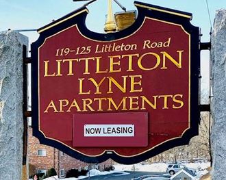 a sign for the littleton lyne apartments