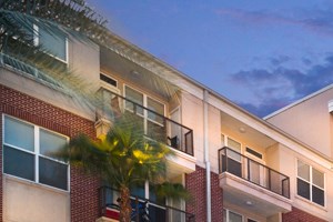 Pool Houston TX Apartments in the Inner Loop - Metro Greenway Exterior - Photo Gallery 5