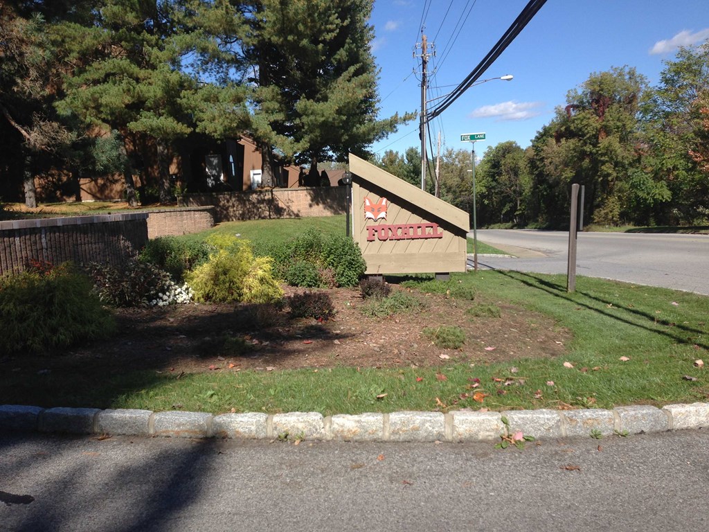 A sign for a place called "Fondren" is on the side of a road.