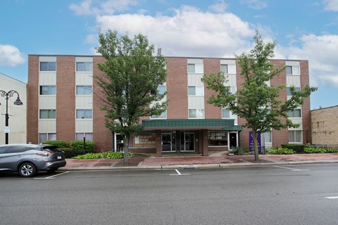 A building with a green awning and a sign that says "Courtyard by Marriott".
