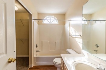 Ashworth Lane 4 Beds Apartment for Rent - Photo Gallery 3