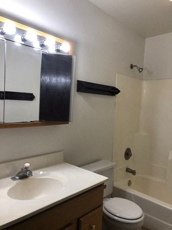 517 - 525 E Burnett Rd 1-2 Beds Apartment for Rent - Photo Gallery 3