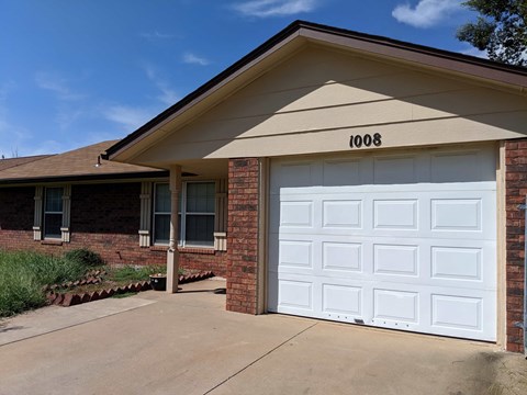 A house with the number 1008 on the garage door.
