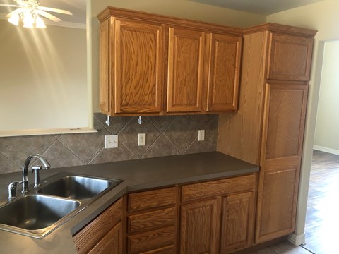 702 Southwest Maidstone Avenue 3 Beds Apartment for Rent