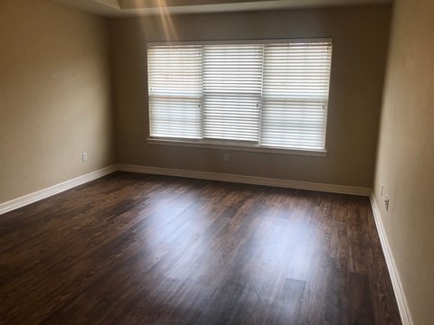702 Southwest Maidstone Avenue 3 Beds Apartment for Rent