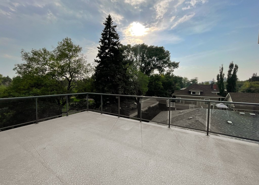 the deck on the roof of a house