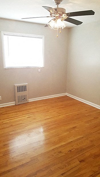 7036 East 10th Street 1-2 Beds Apartment for Rent - Photo Gallery 5