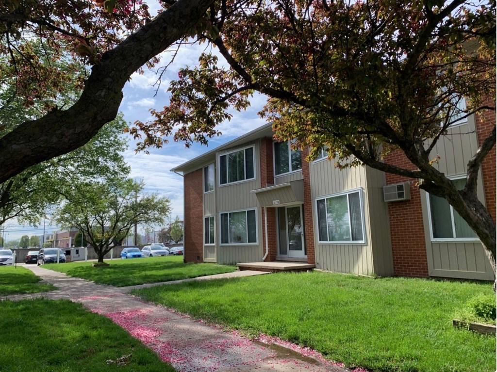 a sidewalk in front of an apartment building