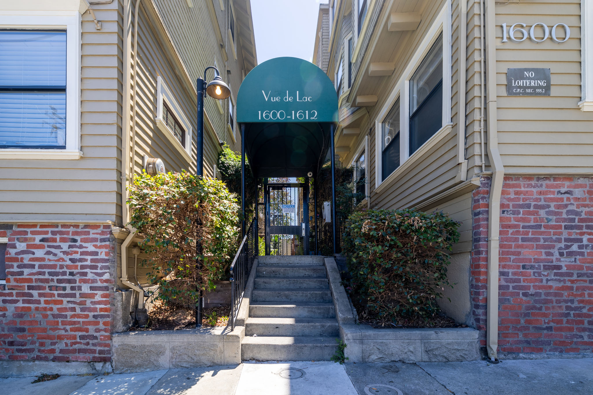 A green sign that says "Vue de Loc 1600-1612" is in front of a building.