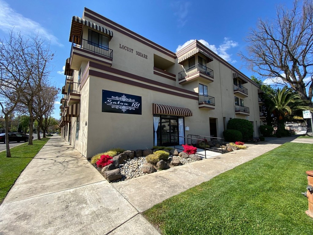 the building where the hotel is located has a sidewalk in front of it