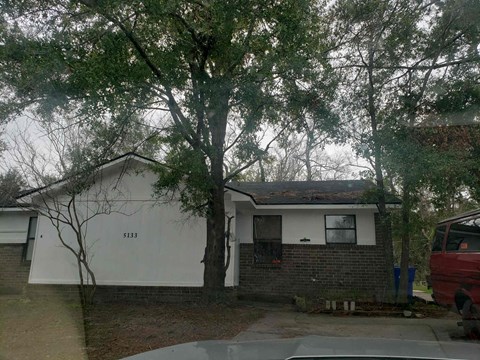 A white house with the number 5133 on it.