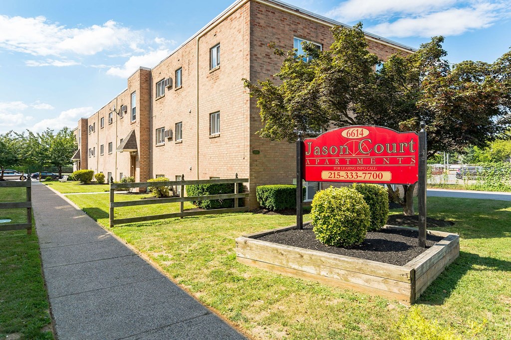 the building where the hotel is located has a sign apartments