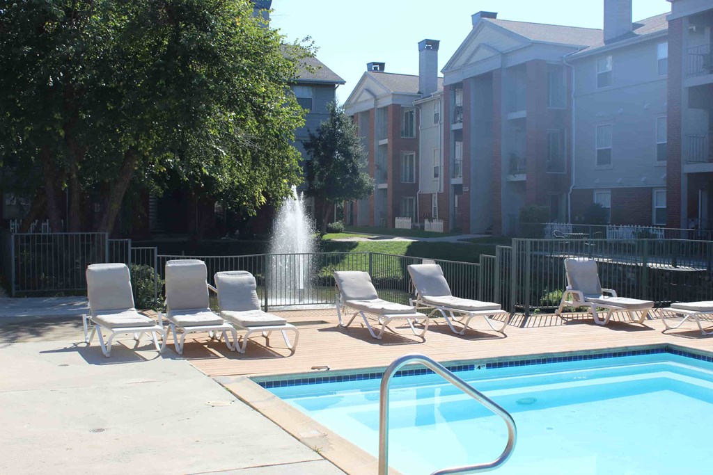 A pool with a fountain in the middle of it.