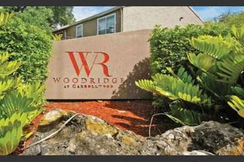 A sign that says Woodridge at Carroll.