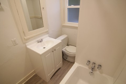 425 Biddle Avenue 2 Beds Apartment for Rent