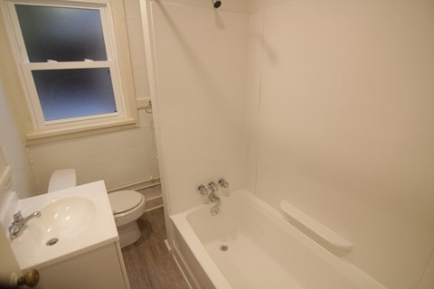 425 Biddle Avenue 2 Beds Apartment for Rent