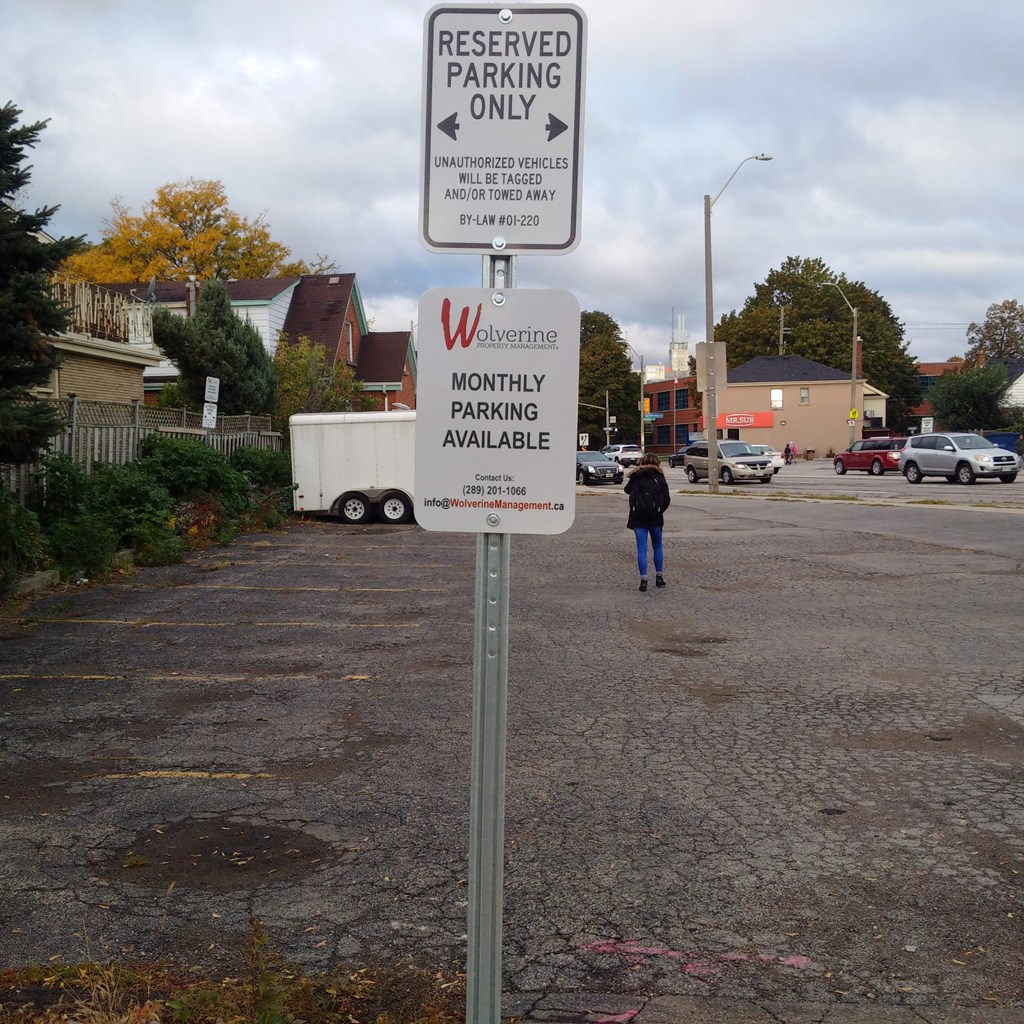 a parking only sign on the side of a parking lot