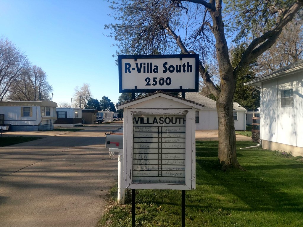 the sign for r villa south with the street name on it