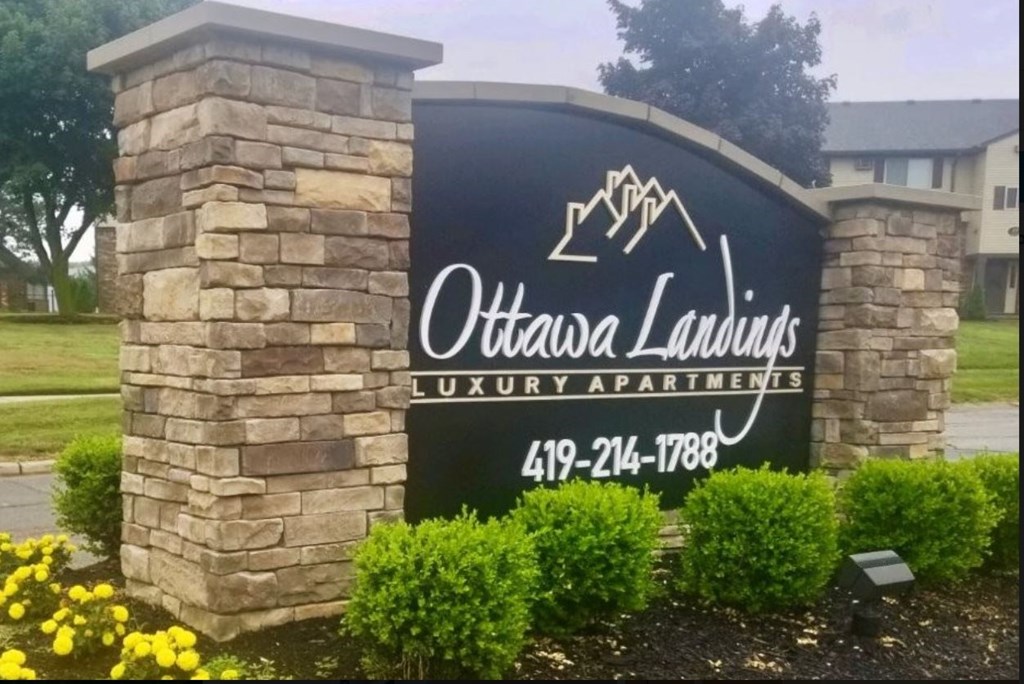 the sign for the lands luxury apartments is shown in front of a