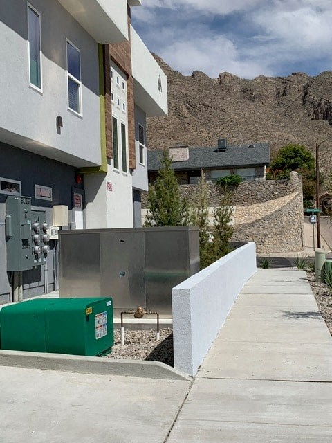 a sidewalk in front of a building