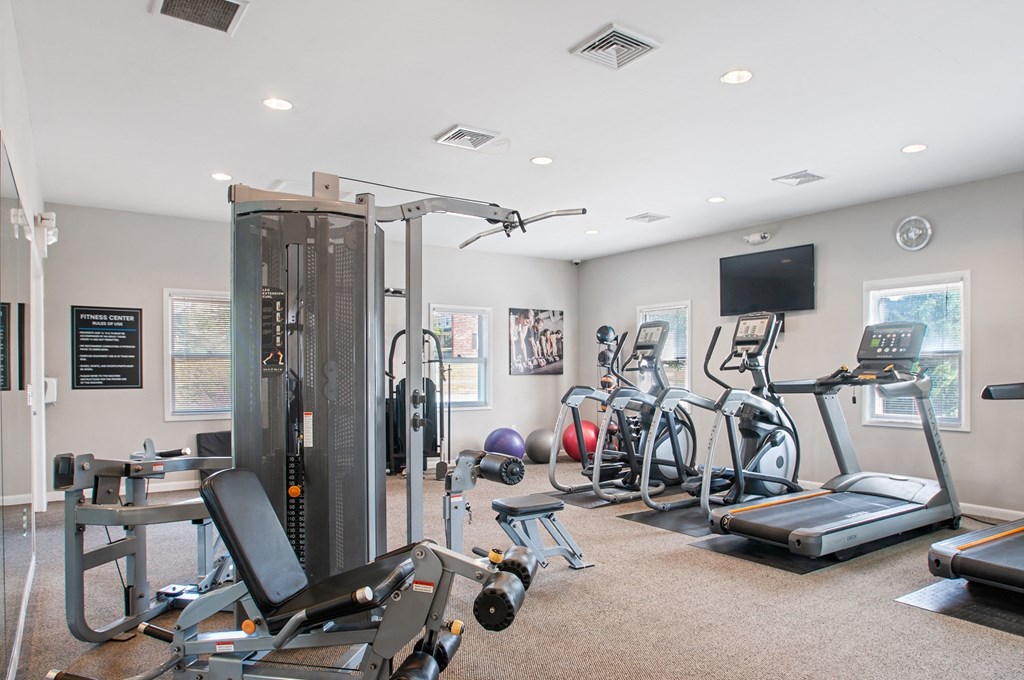 the gym at the landing at pullman apartments in pullman