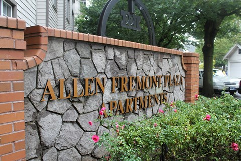 a stone wall with a sign that says allen bremont parkidy