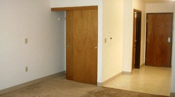 222 SW Pine Studio-1 Bed Apartment, Affordable for Rent - Photo Gallery 4